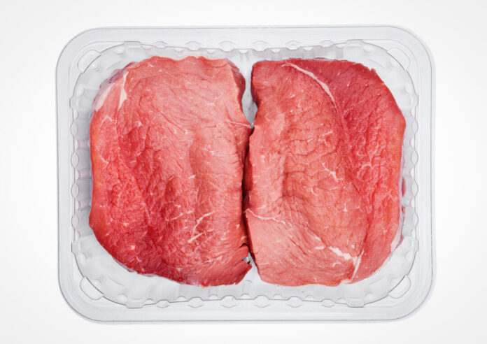Plastic tray with fresh raw beef steak slices Rohes Fleisch ist in einer durchsichtigen Plastikschale verpackt. Foto: VZ NRW