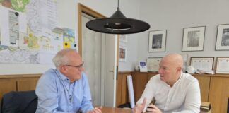 Velbert: “Druck bei der Unterbringung von Geflüchteten lässt spürbar nach“ Der CDU-Landtagsabgeordnete Martin Sträßer im Gespräch mit Velberts Bürgermeister Dirk Lukrafka. Foto: Büro Sträßer