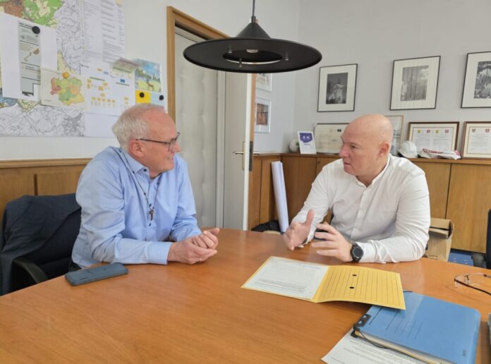 Der CDU-Landtagsabgeordnete Martin Sträßer im Gespräch mit Velberts Bürgermeister Dirk Lukrafka. Foto: Büro Sträßer Der CDU-Landtagsabgeordnete Martin Sträßer im Gespräch mit Velberts Bürgermeister Dirk Lukrafka. Foto: Büro Sträßer