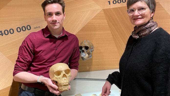 260116_Dustin Welper-Bärbel Auffermann Forschungsleiter Dustin Welper mit Direktorin Bärbel Auffermann. Foto: Museum