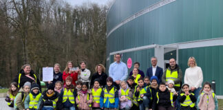 Neandertal: Museum und Berufskolleg kooperieren Das städtische Kinder- und Familienzentrum Rheinstraße mit seinen Erzieherinnen und Erziehern und angehende Erzieherinnen vom Berufskolleg Neandertal sowie von links: Beate Humpf, Leiterin Fachbereich Sozialwesen Berufskolleg Neandertal, Thomas Weber, Stellvertretender Schulleiter Berufskolleg Neandertal, Dr. Bärbel Auffermann, Direktorin Neanderthal Museum, Nils Hanheide, Dezernent des Kreises Mettmann, Brigitte Bullmann, Gesamtleitung und Fachberatung der städtischen Kindertagesstätten in Mettmann. Foto: Kreis Mettmann