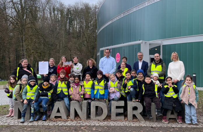 260123_Neanderthal Museum und Berufskolleg Neandertal sind Bildungspartner NRW Das städtische Kinder- und Familienzentrum Rheinstraße mit seinen Erzieherinnen und Erziehern und angehende Erzieherinnen vom Berufskolleg Neandertal sowie von links: Beate Humpf, Leiterin Fachbereich Sozialwesen Berufskolleg Neandertal, Thomas Weber, Stellvertretender Schulleiter Berufskolleg Neandertal, Dr. Bärbel Auffermann, Direktorin Neanderthal Museum, Nils Hanheide, Dezernent des Kreises Mettmann, Brigitte Bullmann, Gesamtleitung und Fachberatung der städtischen Kindertagesstätten in Mettmann. Foto: Kreis Mettmann