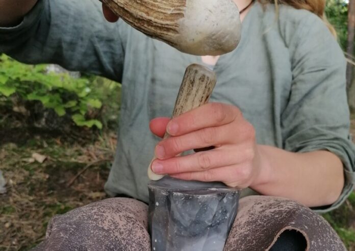 Elena Moos zeigt im Museum, wie man Feuersteine herstellt. Foto: Neanderthal-Museum Elena Moos zeigt im Museum, wie man Feuersteine herstellt. Foto: Neanderthal-Museum