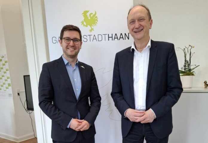 260128_PM Bürgermeisterbesuch Haan Bundespolitiker Wiener besucht Bürgermeister Endereß (l.). Foto: Stadt Haan