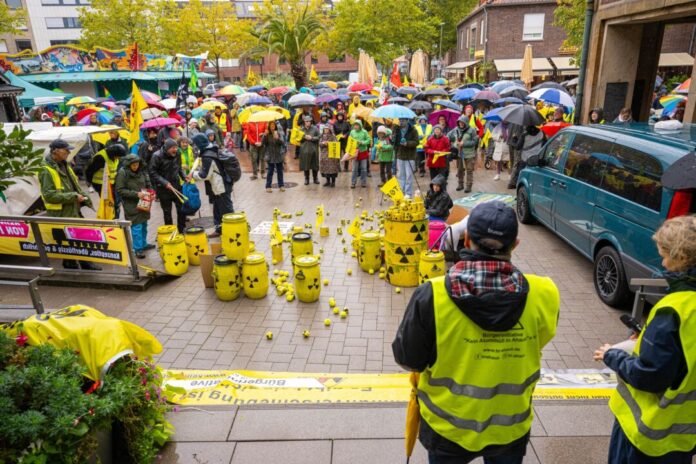 Kundgebung und Demonstration gegen Castor-Transporte Immer wieder kommt es zu Protesten gegen die geplanten Castortransporte durch Nordrhein-Westfalen wie hier am 4. Oktober 2025 in Ahaus. (Archivbild)