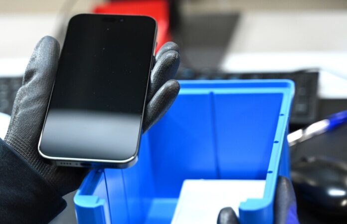 Reparatur und Paketversand von gebrauchter Technik 1.000 generalüberholte Smartphones verschwunden