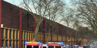 Bei zwei Unfällen von Linienbussen innerhalb von Minuten und nur wenige Meter entfernt sind mehrere Menschen verletzt worden. Zahlreiche Kräfte von Feuerwehr und Polizei waren im Einsatz. 