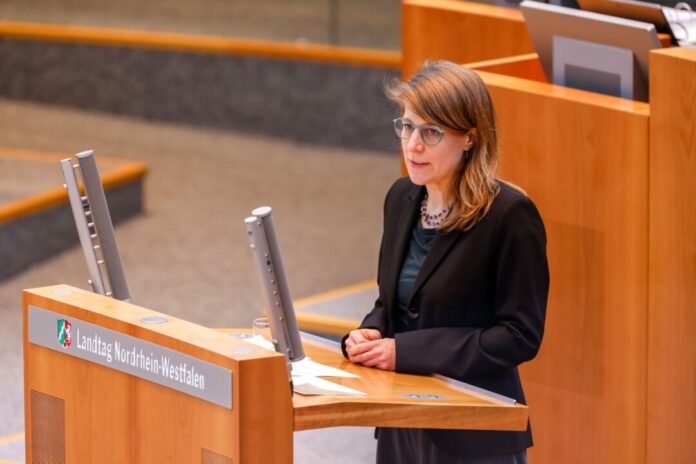 Plenarsitzung des Landtags Nordrhein-Westfalen Nordrhein-Westfalens neue Fluchtministerin Verena Schäffer (Grüne) setzt in der Landtagsdebatte über die Aufarbeitung des Solinger Terroranschlags auf leisere, versöhnliche Töne.