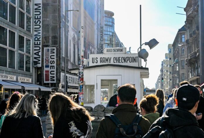 Checkpoint Charlie Der ehemalige «Checkpoint Charlie» zieht sehr viele Berlin-Touristen an. (Archivbild)