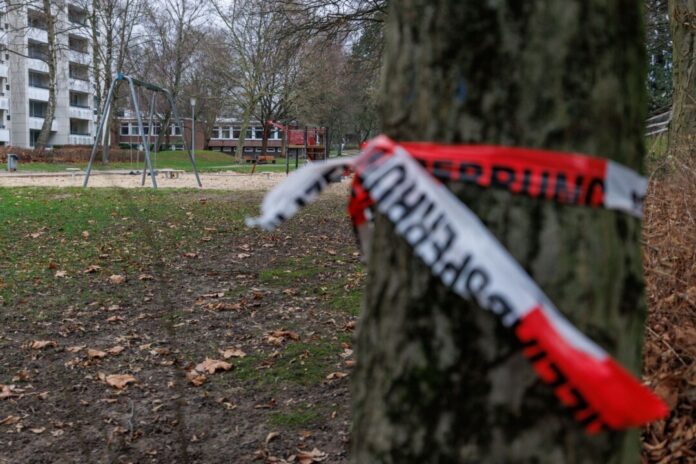 Zwei Tote durch Pyrotechnik in Bielefeld Blick auf einen Spielplatz, auf dem ein Jugendlicher in der Silvesternacht durch einen Pyrotechnik-Unfall in Bielefeld ums Leben gekommen ist. (Archivbild)