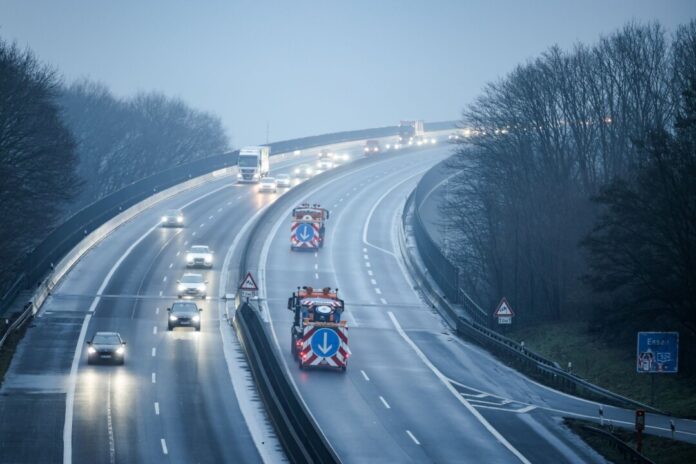 Wichtige A52-Brücke zwischen Essen und Düsseldorf gesperrt Die in Richtung Essen gesperrte Ruhrtalbrücke - hier soll der Verkehr bald mit Tempolimit wieder fließen.
