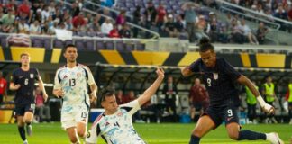 HSV leiht US-Stürmer Downs aus Vor Wechsel zum Hamburger SV: US-Stürmer Damion Downs (r). (Archivbild)