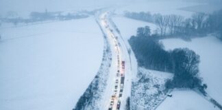 Anhaltend winterliches Wetter in Nordrhein-Westfalen Auf den Straßen ist bei den winterlichen Witterungsbedingungen Vorsicht geboten. (Symbolbild)