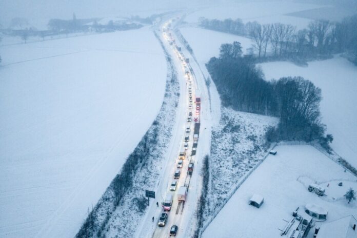 Winterwetter in Nordrhein-Westfalen Auf den Straßen ist bei den winterlichen Witterungsbedingungen Vorsicht geboten. (Symbolbild)