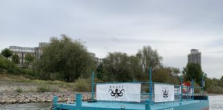 Untersuchung: Im Rhein treibt viel mehr Müll als gedacht Die Müllfalle – genannt "Rheinkrake" – schwimmt an ihrer Position auf dem Rhein in Köln. (Archivbild)