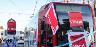 Verdi ruft zu Warnstreiks im Nahverkehr am Montag auf Ein Foto aus dem Jahr 2023 - so könnte es am Montag vielerorts in NRW wieder aussehen.