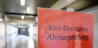 Neues Download-System für Abi-Aufgaben ab 2026 an Gymnasien Ein Schild mit der Aufschrift "Kein Durchgang - Abiturprüfungen" hängt in einem Gymnasium in Nordrhein-Westfalen (Symbolfoto)