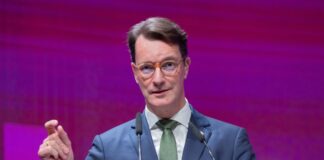 Wüst bekennt sich klar zum Berufsbeamtentum Nordrhein-Westfalens Ministerpräsident Hendrik Wüst (CDU) verteidigt energisch das Berufsbeamtentum.