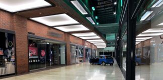 Einbrecher preschen mit Auto in Passage und Juwelierladen Die Täter erbeuteten zahlreiche Wertgegenstände.