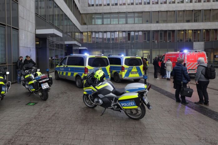 Verletzte bei Massenschlägerei in Düsseldorfer Gerichtsflur Im Landgericht kam es zu einer Massenschlägerei.