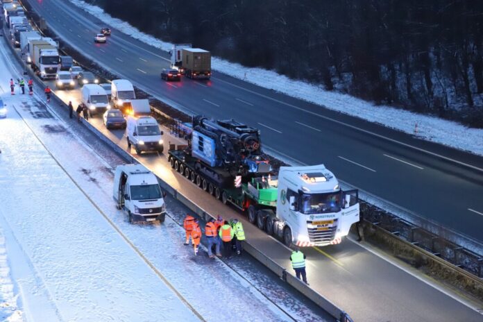 A3 bei Siegburg gesperrt Ein liegengebliebener Lastwagen hat auf der Autobahn 3 zu einem langen Stau geführt.