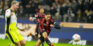 «Ganz besonderer Tag»: Ebnoutalibs glänzendes Debüt Frankfurts Younes Ebnoutalib trifft gegen den BVB zum zwischenzeitlichen 2:2.