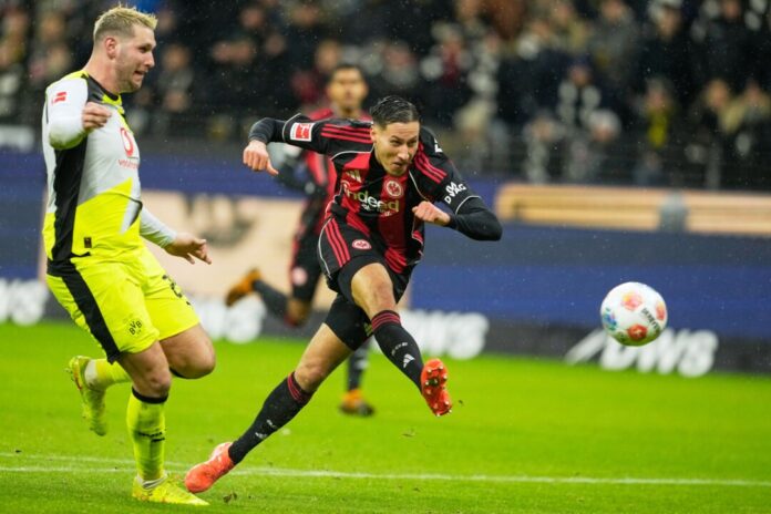 Eintracht Frankfurt - Borussia Dortmund Frankfurts Younes Ebnoutalib trifft gegen den BVB zum zwischenzeitlichen 2:2.