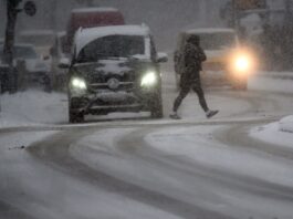 Schnee sorgt in NRW für Unfälle und Staus Mancherorts ereigneten sich in kurzer Zeit mehrere Unfälle.