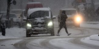 Schnee sorgt in NRW für Unfälle und Staus Mancherorts ereigneten sich in kurzer Zeit mehrere Unfälle.