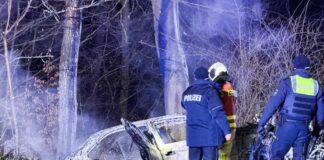 Auto kommt von Straße ab und brennt aus Eine 27-Jährige ist in Dorsten mit ihrem Auto von der Straße abgekommen und hat sich schwer verletzt.