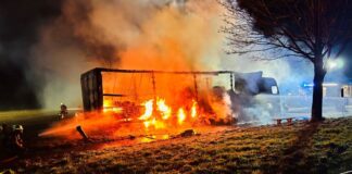 Ein Lastwagen im Vollbrand - der Fahrer konnte sich rechtzeitig in Sicherheit bringen