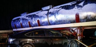 Glatte Autobahn: Auto kracht in querstehenden Lastwagen Ein Auto ist auf der A46 in einen querstehenden Lastwagen gefahren.