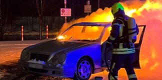 Beim Tanken geraucht – Auto brennt aus Ein Auto brennt - zuvor wurde während des Tankens in der Nähe geraucht.