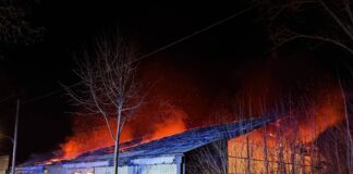 Eine Trampolinhalle in Recklinghausen brennt. (Foto aktuell)