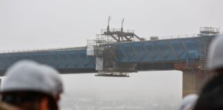 Rahmedetalbrücke: Lücke an zweiter Brückenhälfte geschlossen Mit der Verbindung des Stahlüberbaus beim noch nicht fertig gestellten Brückenteil ist beim Bau der Rahmedetalbrücke ein weiterer wichtiger Schritt erreicht.