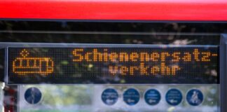 Im Schienenersatzverkehr müssen Pendler laut einer Analyse von Pro Bahn in velen Fällen die doppelte Zeit einplanen gegenüber dem Zug. (Symbolbild)