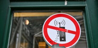 Hälfte aller weiterführenden Schulen verbietet Handys ganz Mehr Ruhe im Unterricht und mehr Miteinander statt ständiges Daddeln auf dem Smartphone - für dieses Ziel sollen alle Schulen in NRW feste Regeln in ihrer Schulordnung verankern. (Symbolbild)