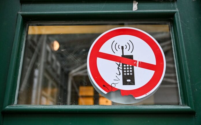 Hälfte der NRW-Schulen verbietet Handys komplett Mehr Ruhe im Unterricht und mehr Miteinander statt ständiges Daddeln auf dem Smartphone - für dieses Ziel sollen alle Schulen in NRW feste Regeln in ihrer Schulordnung verankern. (Symbolbild)