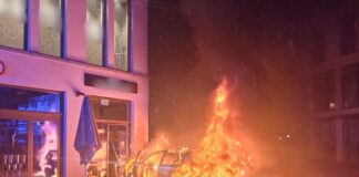 Diebe nutzen Auto als Rammbock – Wagen geht in Flammen auf Der Wagen ging in Flammen auf.