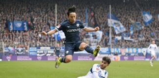 Spitzenreiter Schalke unterliegt Bochum im Revierduell Schalke und Bochum lieferten sich ein packendes Duell.