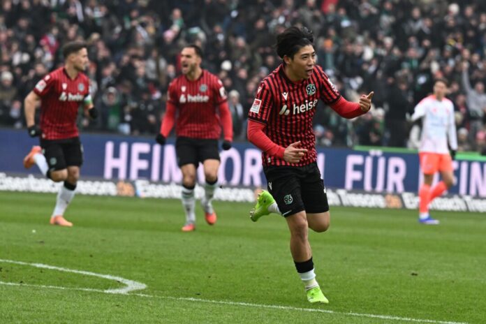 Hannover 96 - Fortuna Düsseldorf Brachte Hannover 96 früh in Führung: Daisuke Yokota (vorne).