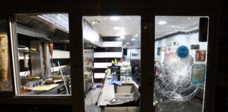 Pro-kurdische Demo: Attacke auf Imbiss und verletzte Beamte Bei einer pro-kurdischen Demo in Dortmund haben Demonstranten einen Imbiss attackiert.