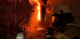 Polizei ermittelt nach Grundschul-Feuer in Haan: Vorsätzliche Brandstiftung? Beim Eintreffen der Feuerwehr schlugen Flammen aus dem Gebäude. Foto: Feuerwehr Haan