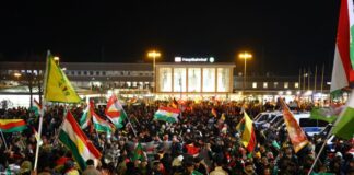 Pro-kurdische Demo in Dortmund mit 4.000 Menschen Die Abschlusskundgebung einer pro-kurdischen Demo fand vor dem Dortmunder Hauptbahnhof statt.