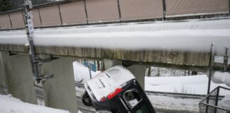 Schnee und Glätte in NRW – viele Unfälle mit Verletzten In Winterberg rutschte ein Auto mit fünf Menschen eine Böschung herunter.