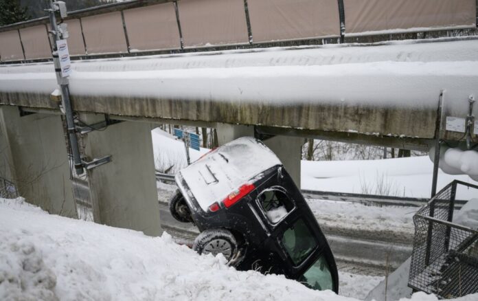 Wetter in Winterberg In Winterberg rutschte ein Auto mit fünf Menschen eine Böschung herunter.