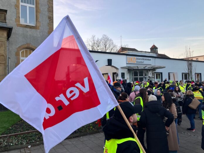 Warnstreiks im Tarifkonflikt im öffentlichen Dienst - Düsseldorf An sechs Unikliniken in NRW stehen zweitägige Warnstreiks an. (Archivbild)