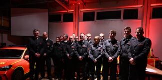 Haaner Feuerwehr: Bewegende Momente beim Neujahrsempfang Die beim Neujahrsempfang Ernannten und Beförderten mit Wehrleiter Stefan Longerich (r.) und seinem Stellvertreter Ulf Dalkmann (l.). Foto: Feuerwehr Haan