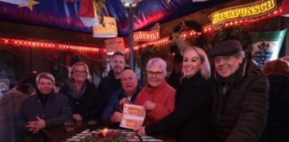 Rückblick mit Zuversicht: Kleine Gesten, die Großes bewirken Bernd Teege übergibt Ingrid Bauer das eingespaarte Geld, Bild: Alexander Heinz