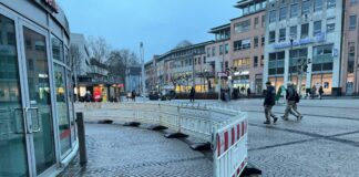 Die Entwässerungsrinnen auf dem Jubiläumplatz sind stark beschädigt worden. Mit einem Bauzaun wurde der Bereich gesichert und für den Wochenmarkt gesperrt. Foto: Kreisstadt Mettmann